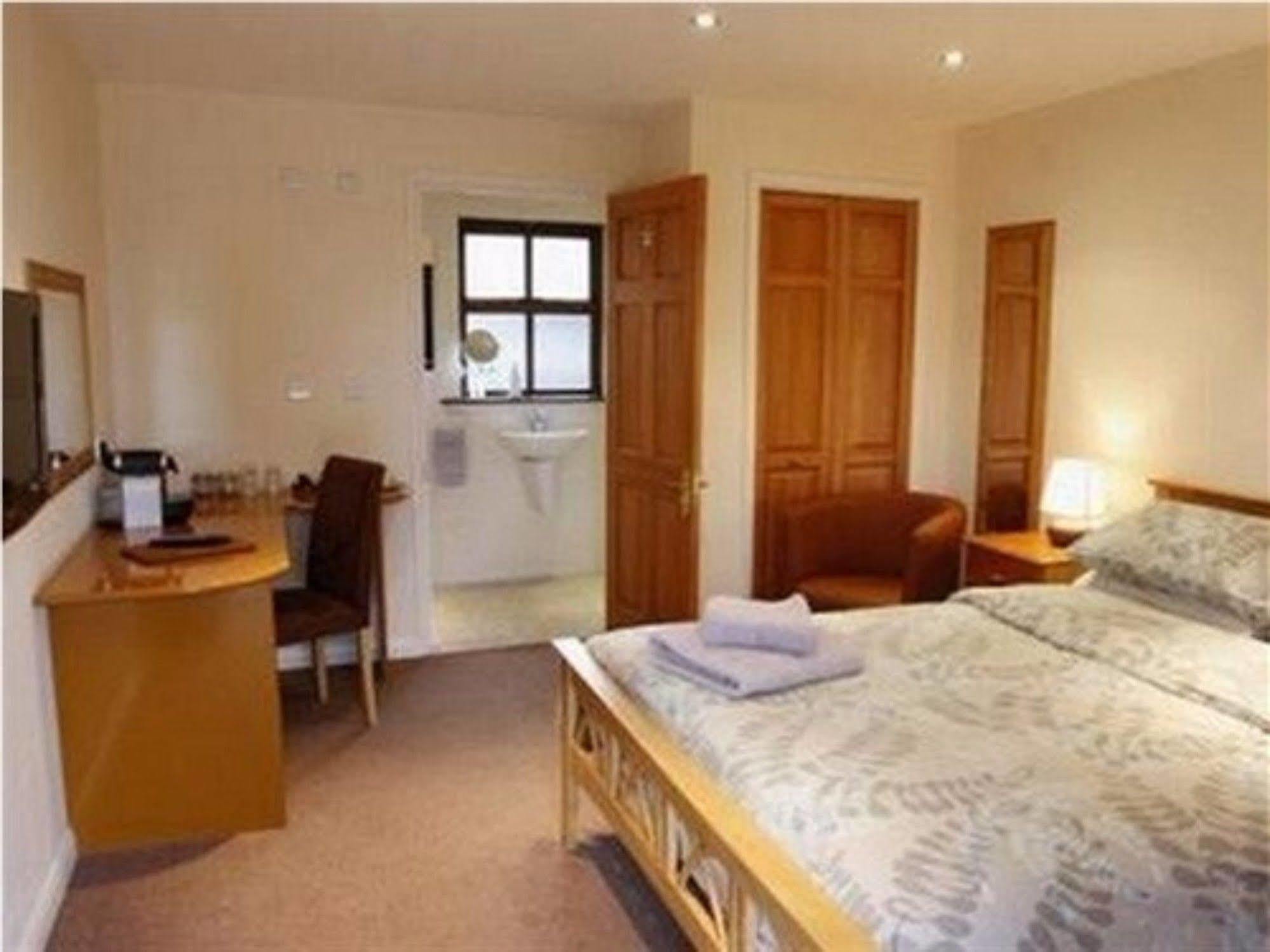 The Crown Radnage Hotel Eksteriør billede